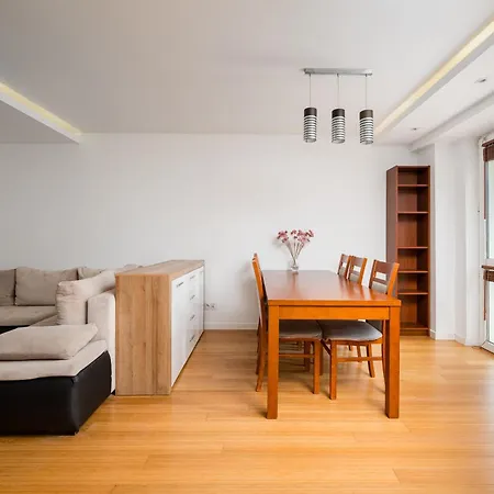 Apartment Goclaw Homely By Bookinghost *